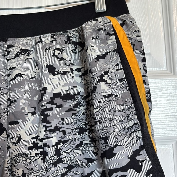 Under Armour men’s white and black lined athletic shorts size large - Picture 3 of 9